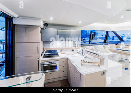 CANNES, Frankreich - September 9th, 2015. Luxuriöses Interieur einer modernen Yacht. YACHTING FESTIVAL 2015, Cannes. Stockfoto