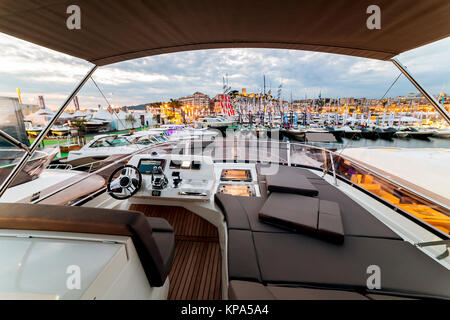 CANNES, Frankreich - September 9th, 2015. Luxuriöses Interieur einer modernen Yacht. YACHTING FESTIVAL 2015, Cannes. Stockfoto