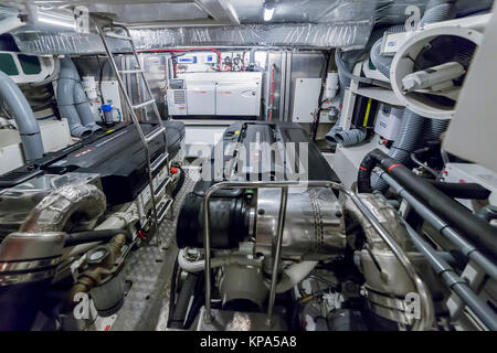 CANNES, Frankreich - September 9th, 2015. Der Maschinenraum des Schiffes, den Maschinenraum. Luxuriöses Interieur einer modernen Yacht. YACHTING FESTIVAL Stockfoto