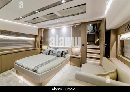 CANNES, Frankreich - September 9th, 2015. Luxuriöses Interieur einer modernen Yacht. YACHTING FESTIVAL 2015, Cannes. Stockfoto