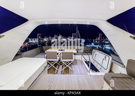 CANNES, Frankreich - September 9th, 2015. Das Sitzen auf dem oberen Deck der Yacht. Luxuriöses Interieur einer modernen Yacht. YACHTING FESTIVAL 2015, Cannes. Stockfoto