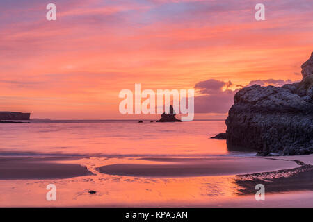 Atemberaubenden Sonnenaufgang landsdcape der idyllischen Broadhaven Bay Strand an der Küste von Pembrokeshire in Wales Stockfoto