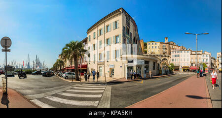 Panorama der Platz mit Kunst Gemälde an der Wand des Busbahnhofs in Cannes am 9. September 2015 in Cannes, Frankreich. Die Stadt ist eine geschäftige Touris Stockfoto