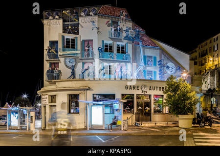 CANNES, Frankreich - September 9th, 2015. Nacht Foto. Kunst Gemälde an der Wand des Busbahnhofs in Cannes am 9. September 2015 in Cannes, Stockfoto