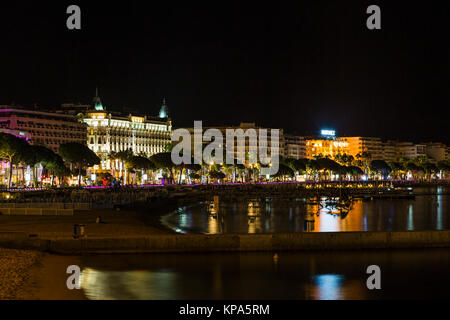 CANNES, Frankreich - 8. September 2015, Nacht. Bild zeigt die kosmopolitische Stadt Cannes an der Französischen Riviera, im Hintergrund das beleuchtete Stadt Stockfoto