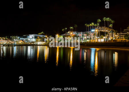 CANNES, Frankreich - 8. September 2015, Nacht. Bild zeigt die kosmopolitische Stadt Cannes an der Französischen Riviera, im Hintergrund das beleuchtete Stadt Stockfoto