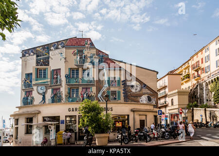 CANNES, Frankreich - 9. SEPTEMBER, Kunst Malerei 2015 an der Wand der Busbahnhof in Cannes am 9. September 2015 in Cannes, Frankreich. Stockfoto