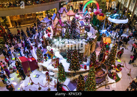 Gaudy Weihnachten Anzeige an einer Shopping Mall, Landmark Mall, in Hongkong Stockfoto