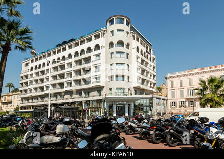 CANNES, Frankreich - September 9th, 2015. Hotel Radisson Blu Cannes - ein Erholungsort im südlichen Frankreich: viele Blumen und Palmen, luxuriösen Boutiquen und Restaurant Stockfoto