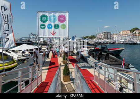 CANNES, Frankreich - September 9th, 2015. Yachten im Hafen Pierre Canto am Boulevard de la Croisette in Cannes, Frankreich verankert. YACHTING FESTIVAL 2015 Stockfoto