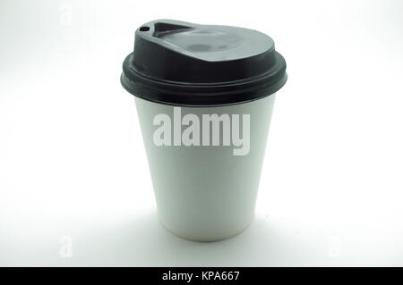 White Paper Kaffee Tasse mit schwarzen Kunststoff-Deckel Stockfoto