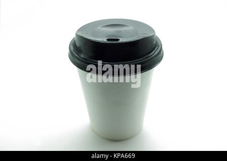 White Paper Kaffee Tasse mit schwarzen Kunststoff-Deckel Stockfoto