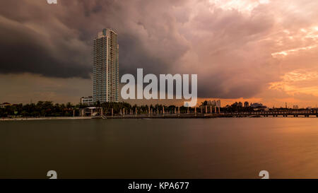 Sonnenuntergang und Sturm über Jakarta, Java, Indonesien Stockfoto