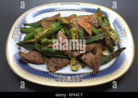 Rühren Sie gebratenes Schweinefleisch, Leber mit Okra, Lady finger Stockfoto