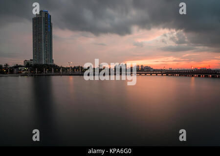 Farbenfroher Sonnenuntergang über dem Strand Ancol Jakarta. Stockfoto