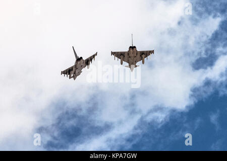 Zwei Deutsche Luftwaffe Eurofighter Typhoon EF 2000 eine zweimotorige, canard - delta wing, multirole Fighter. Bei der "mit der blauen "2017 fotografiert, Praktikantin Stockfoto