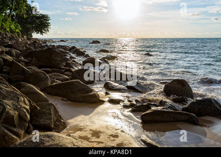 Sonnenuntergang am Strand in Thailand. Stockfoto