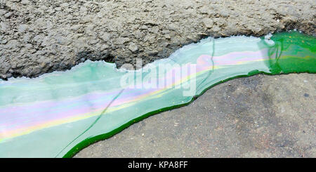 Oil Spill Regenbogenfarben auf Asphalt Stockfoto