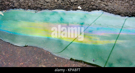 Oil Spill Regenbogenfarben auf Asphalt Stockfoto
