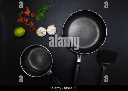 Ansicht von oben Pfanne und Topf auf Schwarzen Tisch Stockfoto