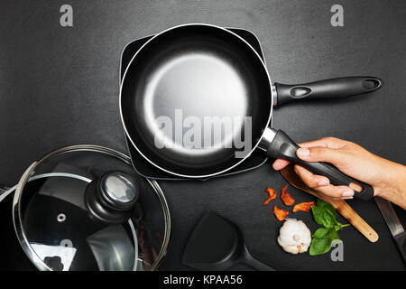 Ansicht von oben Pfanne und Topf auf Schwarzen Tisch Stockfoto