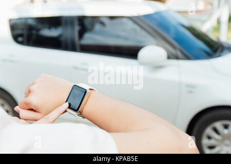 weibliche Hand berühren smartwatch