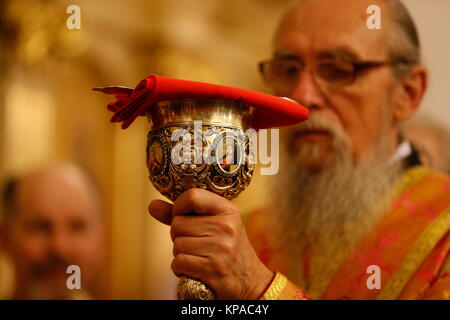 Belarus, Gomel Stadt, feiert die Kirche Urlaub von Ostern in St. Nikolaus Kloster 01.05. 2016 Jahr. Der Priester hält den Kelch Kirche Stockfoto