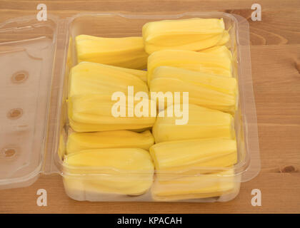 Box Gelb Jackfruit Fleisch auf hölzernen Hintergrund isoliert Stockfoto