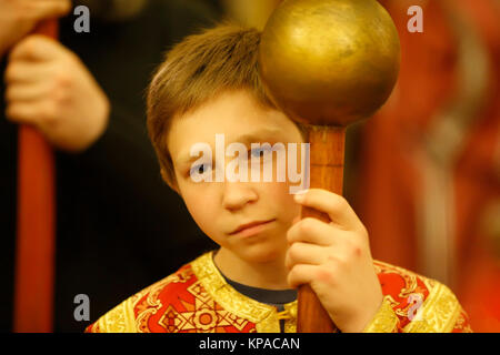 Belarus, Gomel Stadt, feiert die Kirche Urlaub von Ostern in St. Nikolaus Kloster 01.05. 2016 Jahr. Nicht identifizierte Junge arbeitet in der Kirche Stockfoto