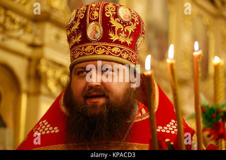 Belarus, Gomel Stadt, feiert die Kirche Urlaub von Ostern in St. Nikolaus Kloster 01.05. 2016 Jahr. unbekannten Priester in formale Kleidung Stockfoto