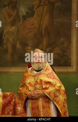 Belarus, Gomel Stadt, feiert die Kirche Urlaub von Ostern in St. Nikolaus Kloster 01.05. 2016 Jahr. Unbekannter Priester in formale Kleidung. Priester in Fe Stockfoto