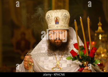 Belarus, Gomel Stadt, feiert die Kirche Urlaub von Ostern in St. Nikolaus Kloster 01.05. 2016 Jahr. unbekannten Priester in formale Kleidung Stockfoto