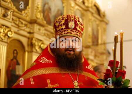 Belarus, Gomel Stadt, feiert die Kirche Urlaub von Ostern in St. Nikolaus Kloster 01.05. 2016 Jahr. unbekannten Priester in formale Kleidung Stockfoto