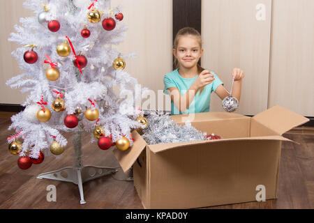Frohe Weihnachten Mädchen den Ball in das Feld Stockfoto