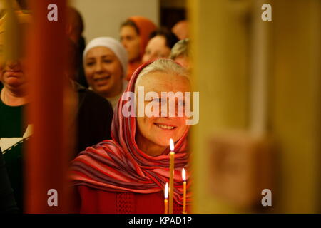 Belarus, Gomel Stadt, feiert die Kirche Urlaub von Ostern in St. Nikolaus Kloster 01.05. 2016 Jahr. Gläubige Frau. Frau in der Kirche Stockfoto