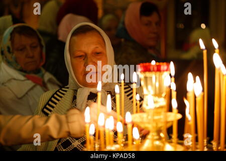 Belarus, Gomel Stadt, feiert die Kirche Urlaub von Ostern in St. Nikolaus Kloster 01.05. 2016 Jahr. Gläubige Frau. Frau in der Kirche Stockfoto