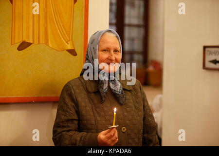 Belarus, Gomel Stadt, feiert die Kirche Urlaub von Ostern in St. Nikolaus Kloster 01.05. 2016 Jahr. Unbekannte Großmutter Großmutter in der Kirche. Stockfoto