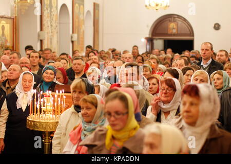 Belarus, Gomel Stadt, feiert die Kirche Urlaub von Ostern in St. Nikolaus Kloster 01.05. 2016 Jahr. Unbekannte Menschen in der Kirche während der celeb Stockfoto