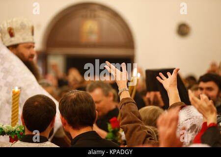 Belarus, Gomel Stadt, feiert die Kirche Urlaub von Ostern in St. Nikolaus Kloster 01.05. 2016 Jahr. Unbekannte Menschen in der Kirche während der Cele Stockfoto