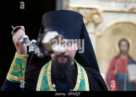 Belarus, Gomel Stadt, St. Nikolaus Kloster, einer religiösen Orthodoxen Ferienwohnung "Palm Sonntag 18.06.2016 Jahr. Priester mit Napf Stockfoto