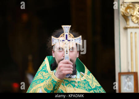 Belarus, Gomel Stadt, St. Nikolaus Kloster, einer religiösen Orthodoxen Ferienwohnung "Palm Sonntag 19.06.2016 Jahr. Priester mit einem Kreuz Stockfoto