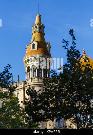 Eine Orante spanischen Turm durch die Bäume Stockfoto