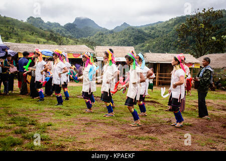 Kayan Stammes, Kayan Kayan Tanz im Dorf, Kayin State, Myanmar, Oct-2017 Stockfoto