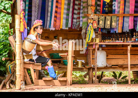Kayan Stammes, Kayan Kayan Dame im Dorf, Kayin State, Myanmar, Oct-2017 Stockfoto