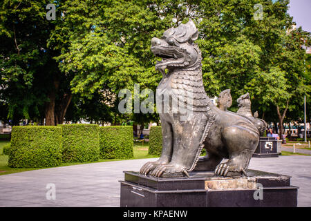 Lion Statue im Park, es ist mit Metall Stockfoto