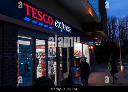 Tesco Express Shop, eine britische Lebensmittelgeschäft, offenen Abend im Winter in Rustington, West Sussex, England, UK. Stockfoto