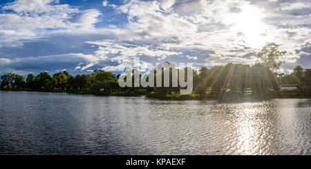 Landschaft Foto von naung Yar See, mit Wolken und Sonnenschein Hintergrund, Loikaw, Kayah State, Myanmar, Oct-2017 Stockfoto