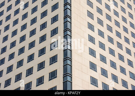 Symmetrische Muster an der Wand des hohen Gebäude Stockfoto