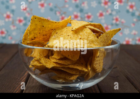 Schüssel mit Tortilla Chips Stockfoto