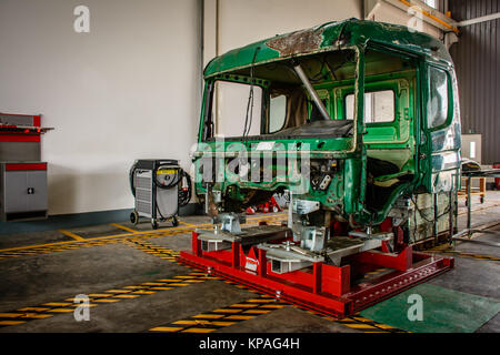 Skelettstruktur eines Autos in der Werkstatt Stockfoto